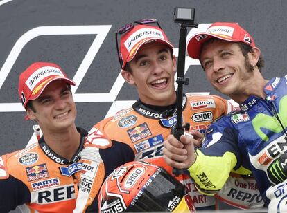 (i-d) Dani Pedrosa (segundo), Marc Mrquez (ganador) y Valentino Rossi (tercero) se hacen un selfi en el podio del circuito de Sachsenring, en Alemania, el 12 de julio de 2015.