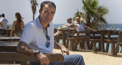 El alcalde socialista de Barbate (Cádiz), Rafael Quirós, en la playa de Zahora del municipio.
