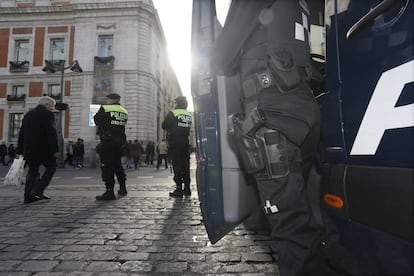 Polic&iacute;as municipales en la puerta del Sol de Madrid. 