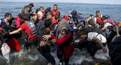 Refugiados e inmigrantes llegan a la isla griega de Lesbos