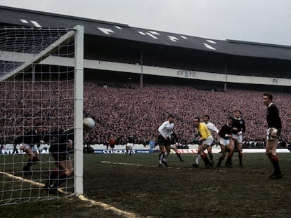 El escocés Bremner salva el balón sobre la línea en el partido contra Inglaterra del 68, en Hampden Park.