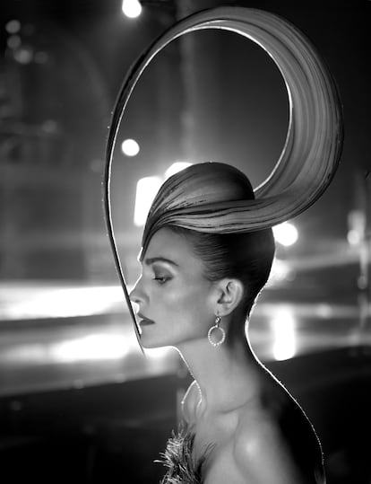 La modelo española Laura Ponte, con tocado del diseñador Philip Treacy, en 2011.