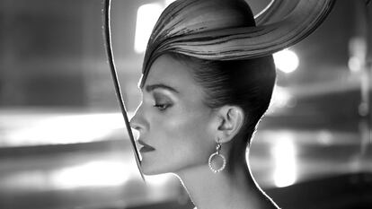 La modelo española Laura Ponte, con tocado del diseñador Philip Treacy, en 2011.