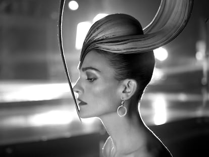 La modelo española Laura Ponte, con tocado del diseñador Philip Treacy, en 2011.