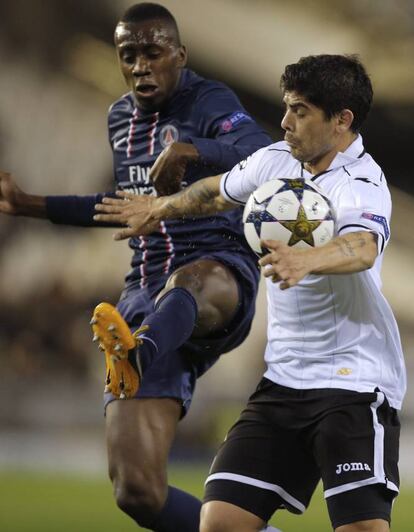 Matuidi lucha un balón con Banega.