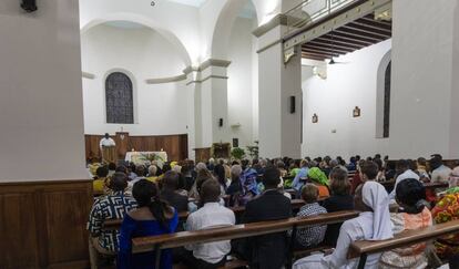 Casi dos centenares de personas se reunieron en la Catedral de Saint Louis en la noche del 24 de diciembre para asistir a la tradicional misa del gallo, presidida por el obispo Ernest Sambou.