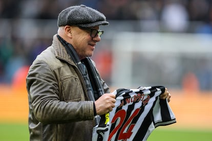 Mark Knopfler durante un partido de fútbol en Newcastle en 2024.