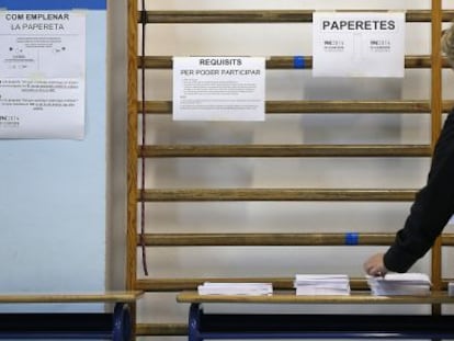 Un colegio p&uacute;blico de Barcelona, preparado, este s&aacute;bado, para acoger ma&ntilde;ana la votaci&oacute;n.