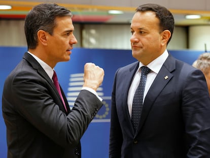 El presidente del Gobierno español en funciones, Pedro Sánchez, a la izquierda, hablaba el jueves con el primer ministro de Irlanda, Leo Varadkar, durante la cumbre de la UE en Bruselas.