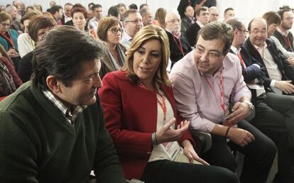 De izquierda a derecha: los presidentes de Asturias, Javier Fernández; Andalucía, Susana Díaz; y Extremadura, Guillermo Fernández Vara, durante la reunión del comité federal del PSOE que debe marcar la estrategia de acuerdos para una futura investidura.