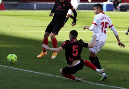 En-Nesyri hace el tercer gol del Sevilla ante la Real.