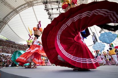 Un grupo de danza folclórica se presenta durante la apertura de las celebraciones de la Guelaguetza, una fiesta tradicional del estado de Oaxaca (México).