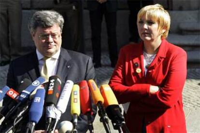 Reinhard Bütikofer (izquierda) y Claudia Roth, dirigentes de Los Verdes, durante la rueda de prensa de ayer.