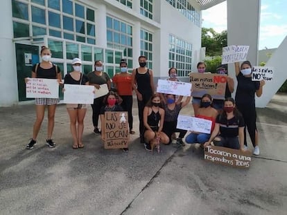 Un grupo de mujeres manifestándose en Puerto Vallarta contra los abusos a menores.