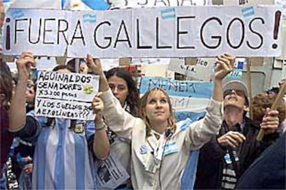 Empleados de Aerolíneas protestan en Buenos Aires contra los gallegos españoles.