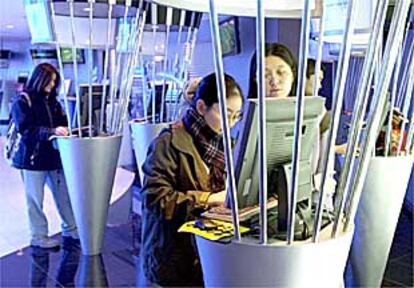 Estudiantes coreanas navegan por Internet en un cibercafé de Seúl.