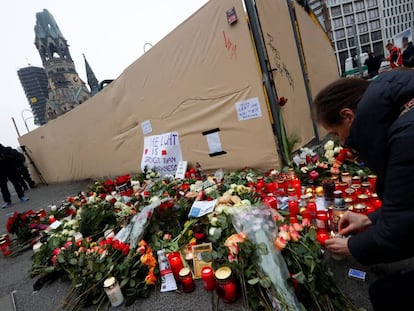 Flores en memoria de las v&iacute;ctimas del atentado contra el mercadillo de Navidad. 