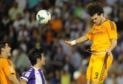 Pepe cabecea durante el partido ante el Valladolid.
