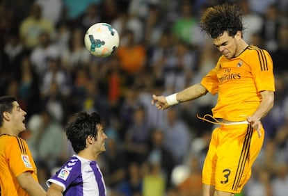 Pepe cabecea durante el partido ante el Valladolid.