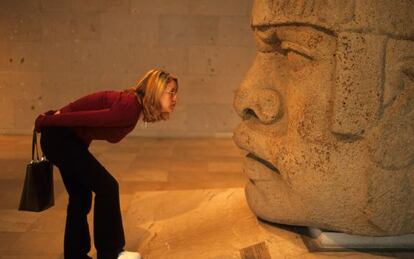 Una de las grandes cabezas olmecas que se exhiben en el Museo de Antropología de la ciudad.