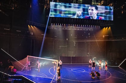 Piruetas en el escenario, que simula un campo de fútbol.