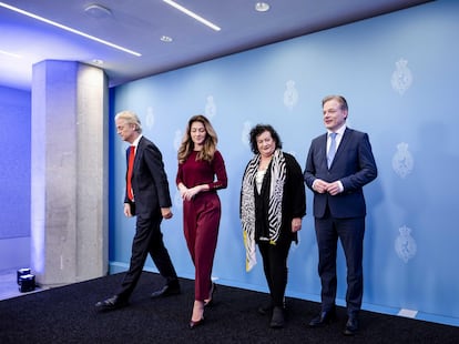 Los líderes de los partidos holandeses Geert Wilders (PVV), Dilan Yesilgöz (VVD), Caroline van der Plas (BBB) y Pieter Omtzigt (NSC), tras posar para una foto de grupo de la nueva coalición de Gobierno, este jueves en La Haya