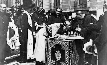 Alfonso XIII y la Reina Victoria Eugenia firman, el 4 de abril de 1910, la reforma y prolongación de la calle de Preciados y enlace de la plaza del Callao con la calle de Alcalá.