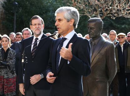 El candidato del PP a la Presidencia del Gobierno, Mariano Rajoy, y Adolfo Suárez Illana (d) ante el monumento en memoria del ex presidente del Gobierno Adolfo Suárez, durante el acto de campaña celebrado en Ávila.