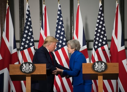 El presidente de los Estados Unidos, Donald Trump, y la primera ministra, Theresa May, se dan la mano en el Ministerio de Asuntos Exteriores en Londres, el 4 de junio de 2019.