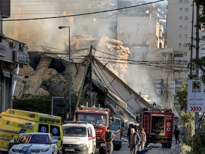 Edificio demolido de una sucursal financiera de la organización proiraní Hezbolá tras ser blanco de un ataque aéreo israelí