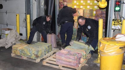 Agentes procediendo a la descaga de la droga aprehendida en Nueva York