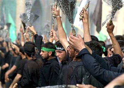 Chiíes iraquíes se flagelan con cadenas de hierro durante los actos religiosos de ayer en Kerbala.
