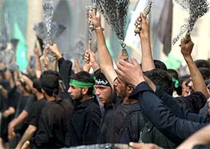 Chies iraques se flagelan con cadenas de hierro durante los actos religiosos de ayer en Kerbala.