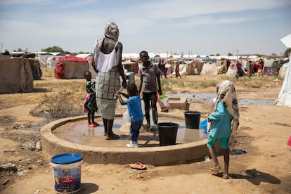 Unos niños recogen agua potable en el campamento de desplazados de Toukra, que hospeda alrededor de 20.000 personas que han perdido sus casas por las inundaciones.