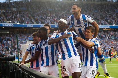 Sadiq, en el centro, celebra junto a sus compañeros su gol al Atlético que significó el empate a uno definitivo.