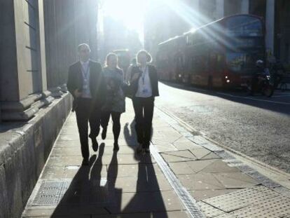 gente caminando por la City de Londres. 