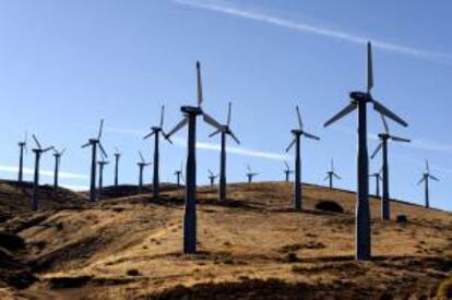 Turbinas de viento en las montañas cerca de Tehachapi, en el condado de Kern, California (EE.UU.). EFE/Archivo