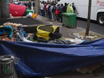 Evacuaci&oacute;n de un campamento provisional de refugiados, este jueves en Par&iacute;s.