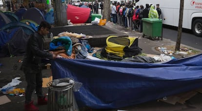 Evacuaci&oacute;n de un campamento provisional de refugiados, este jueves en Par&iacute;s.