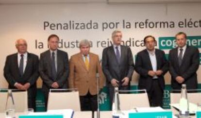 De izquierda a derecha, Isidro Zarzoso, presidente de Ascer; Eduardo Querol, de Aspapael; José Malpresa, de Hispalyt; Pedro Astals, de FIAB; Pedro Barato, de Asaja y Fernando Mercén, de Cooperativas Agro-alimentarias, ayer en Madrid.