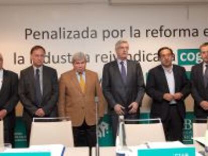 De izquierda a derecha, Isidro Zarzoso, presidente de Ascer; Eduardo Querol, de Aspapael; José Malpresa, de Hispalyt; Pedro Astals, de FIAB; Pedro Barato, de Asaja y Fernando Mercén, de Cooperativas Agro-alimentarias, ayer en Madrid.