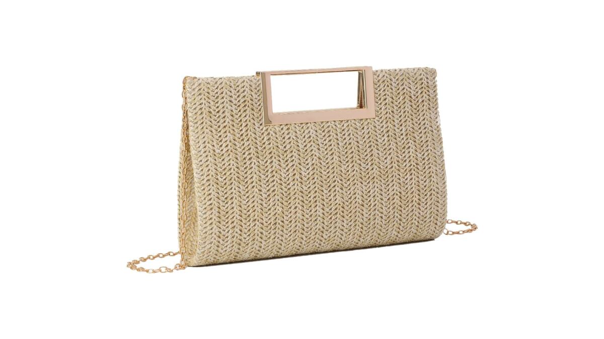 El bolso de rafia tipo clutchet.