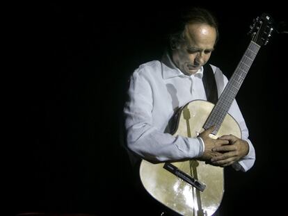 Joan Manuel Serrat, durante su actuación en el festival Grec de Barcelona en 2005.