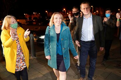 La candidata liberal-demócrata, Helen Morgan, recibe en la madrugada del viernes los aplausos de sus votantes, después de haber derrotado al Partido Conservador de Boris Johnson en la elección parcial de North Shropshire.