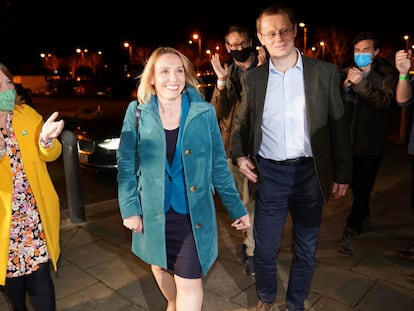 La candidata liberal-demócrata, Helen Morgan, recibe en la madrugada del viernes los aplausos de sus votantes, después de haber derrotado al Partido Conservador de Boris Johnson en la elección parcial de North Shropshire.