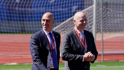 Luis Rubiales (izquierda) caminando junto a Gianni Infantino, presidente de la FIFA.