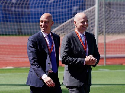 Luis Rubiales (izquierda) caminando junto a Gianni Infantino, presidente de la FIFA.