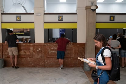 Varias personas en una oficina de Correos de Sevilla, este jueves.