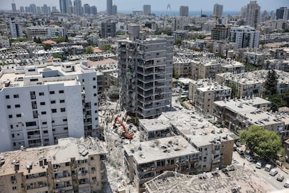 Destrozos causados por un misil iraní, el 15 de junio en Bat Yam (Israel).