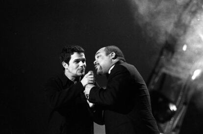 Actuación de Alejandro Sanz y el cantante cubano Francisco Céspedes, en Madrid, el 26 de noviembre de 1998.